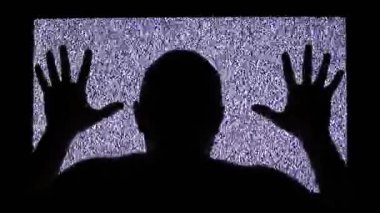 TV kanalı gürültüsü ve televizyon ekranındaki adamın siyah silueti. Adam televizyon ekranında grev yapıyor
