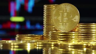 Kripto para birimi Altın Bitcoin, BTC, bit bozuk paralar aynada yatar ve döner. Bitcoin madencilik konsepti, zincir teknolojisini engelleme, arka planda finansal diyagramı izleme