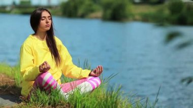 Güzel kız su kenarında meditasyon yapıyor. Meditasyon - bireyin zihni çalıştırdığı, eğittiği ya da bir bilinç biçimini tetiklediği uygulama