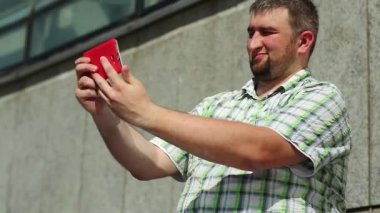 İşadamı akıllı telefonuyla selfie çekiyor. Adam cep telefonuyla fotoğraf çekiyor.