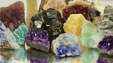 Yarı değerli taşlar ve mineraller aynada yatıyor, dünyanın zenginlikleri.
