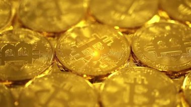 Şifreli para birimi Altın Bitcoin, BTC, Bit Coin. Engelleme teknolojisi, bitcoin madencilik konsepti, dönen bitcoinlerin makro atışı