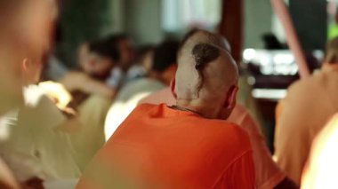 UKRAINE, KIEV, 4 AĞUSTOS 2017: Krishna 'ya geleneksel giysiler içinde tapanlar, Krishna tapınağında ibadet eylemi