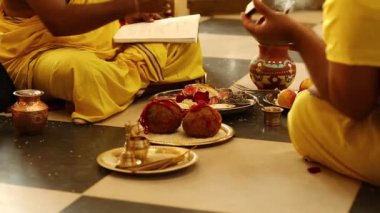 UKRAINE, KIEV, 4 AĞUSTOS 2017: Krishna tapınağında Krishna 'ya tapanlar, tanrısal kurulum töreni