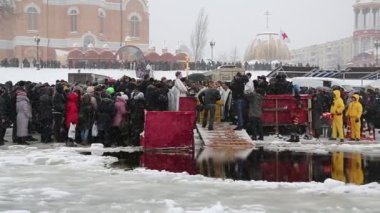 UKRAINE, KIEV, 19 HAZİRAN 2018: Dinyeper Nehri kıyısındaki rahipler. Epifani ya da Theophany - Hıristiyan bayramı, Tanrı 'nın İ.Ö. 988' den beri İsa olarak bilinen ortaya çıkışını kutlayan gün.