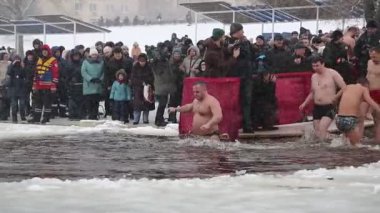 UKRAINE, KIEV, 19 Ocak 2018: İnsanlar Sviato-Pokrovskiy Katedrali yakınlarında Dinyeper Nehri 'nin buz gibi sularında yıkanır. Geleneksel kış, Kutsal Epifani Günü kutlamalarında soğuk suda yüzer.