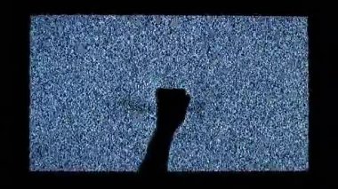 TV kanalı gürültüsü ve televizyon ekranında ellerin siyah silueti. Televizyon ekranında eller vuruyor