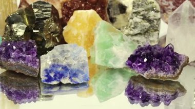 Aynadaki yarı değerli taşlar ve mineraller, Dünya 'nın zenginlikleri.