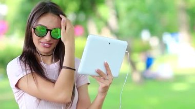 Güzel kız tablet bilgisayarla iletişim kuruyor. Beyaz tabletli çekici kadın Skype ya da görüntülü sohbet yoluyla iletişim kuruyor, tabletli bir kadın.