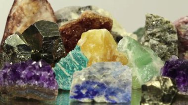 Aynadaki yarı değerli taşlar ve mineraller, Dünya 'nın zenginlikleri.