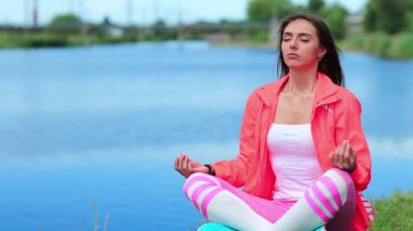 Kız göl kenarında meditasyon yapıyor. Meditasyon - bireyin zihni çalıştırdığı, eğittiği ya da bir bilinç biçimini tetiklediği uygulama
