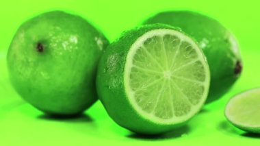 Yeşil limonlar yeşil arkaplanda döner