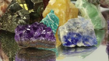 Aynadaki yarı değerli taşlar ve mineraller, Dünya 'nın zenginlikleri.