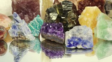 Yarı değerli taşlar ve mineraller aynada yatıyor, dünyanın zenginlikleri.