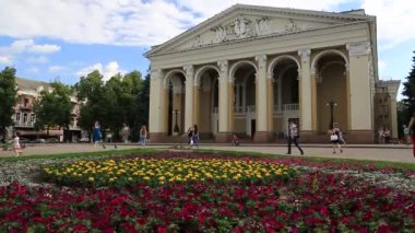 UKRAINE, POLTAVA, 19 Haziran 2017: Poltava akademik bölgesel Ukrayna müzik ve drama tiyatrosu yakınlarındaki insanlar ve pideonlar M.V. Gogol. Poltava - Ukrayna 'nın merkezinde Vorskla Nehri üzerinde yer alan şehir