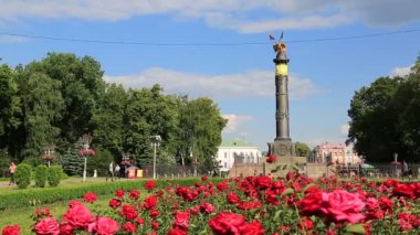UKRAINE, POLTAVA, 20 Haziran 2017: Zafer Anıtı yakınındaki insanlar, 27 Haziran 1709 tarihinde Poltava Muharebesi 'nde Rus ordusunun İsveç ordusuna karşı kazandığı zaferin 100. yıldönümü anısına dikilmiş bir anıttır.