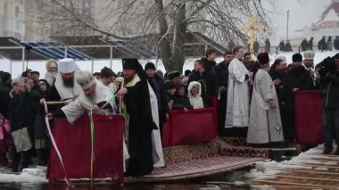 UKRAINE, KIEV, 19 HAZİRAN 2018: Rahipler Dinyeper Nehri 'nin suyunu kutsar. Epifani ya da Theophany - Hıristiyan bayramı, Tanrı 'nın İ.Ö. 988' den beri İsa olarak bilinen ortaya çıkışını kutlayan gün.