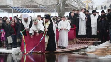 UKRAINE, KIEV, 19 HAZİRAN 2018: Rahipler Dinyeper Nehri 'nin suyunu kutsar. Epifani ya da Theophany - Hıristiyan bayramı, Tanrı 'nın İ.Ö. 988' den beri İsa olarak bilinen ortaya çıkışını kutlayan gün.