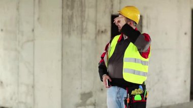 Proje alanında sarı şapkalı ustabaşı. İnşaat alanındaki denetleyici personel