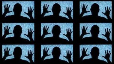 TV kanalı gürültüsü ve televizyon ekranlarındaki insanların siyah siluetleri