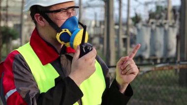 Solunum cihazında güçlü bir adam ve elektrik santralinde taşınabilir radyo vericisi var. Gaz maskesi, gözlükler ve ısı santralinin başlığı konusunda uzman olan elektrik mühendisi radyo istasyonu aracılığıyla iletişim kuruyor.