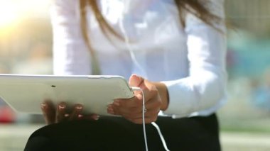 İş kadını kapalı çekimde tablet bilgisayar kullanıyor. Fransız manikürlü kadın elleri tablet bilgisayarı tutuyor.