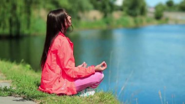 Kız göl kenarında meditasyon yapıyor. Meditasyon - bireyin zihni çalıştırdığı, eğittiği ya da bir bilinç biçimini tetiklediği uygulama
