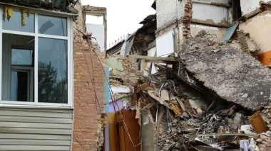 Gaz patlaması sonucu evin tahrip edilmesi. Ukrayna, Kiev 'deki gaz patlaması sonrası yıkıntılar. Bina yıkılacak.
