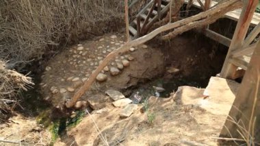 Ürdün 'deki İsa Mesih' in tarihi vaftiz yeri. Al-Maghtas, Ürdün Nehri 'nin doğu kıyısında, Ürdün' ün Ötesindeki Vaftiz Alanı Bethany olarak bilinen bir arkeolojik dünya mirası alanıdır.