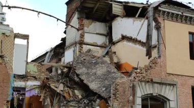 Gaz patlaması sonucu evin tahrip edilmesi. Ukrayna, Kiev 'deki gaz patlaması sonrası yıkıntılar. Bina yıkılacak.