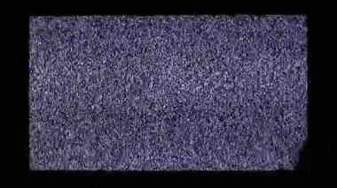 TV kanalı gürültüsü ve televizyon ekranındaki adamın siyah silueti. Adam televizyon ekranında grev yapıyor