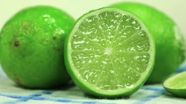 Su damlalarının altında yeşil kireç, turunçgiller aurantifolia