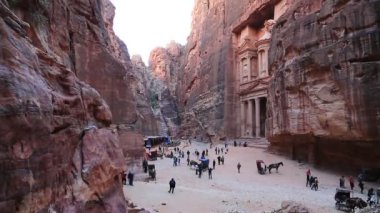 Khazneh yakınlarındaki insanlar ve hayvanlar veya antik Petra 'daki Hazine, aslında Nabataealılar tarafından Raqmu olarak bilinir - Ürdün Haşim Krallığı' nın tarihi ve arkeolojik kenti.