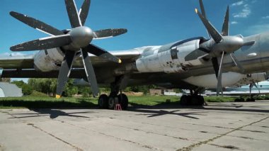 Ukrayna 'nın Kiev kentindeki havacılık müzesinde Zhulyany havaalanı yakınlarında bulunan eski TU-142 VPMK Bear-F Mod 4 Long-Range ASW pervaneli uçağın kanadı. Sovyet havacılık endüstrisi sivil ve askeri uçaklar