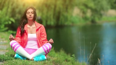 Güzel bir kadın göl kenarında meditasyon yapıyor, kafasında güzel bir sabah güneşi var. Meditasyon - bireyin zihni çalıştırdığı, eğittiği ya da bir bilinç biçimini tetiklediği uygulama