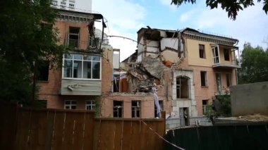 Gaz patlaması sonucu evin tahrip edilmesi. Ukrayna, Kiev 'deki gaz patlaması sonrası yıkıntılar. Bina yıkılacak.