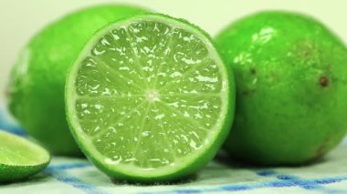 Su damlalarının altında yeşil kireç, turunçgiller aurantifolia