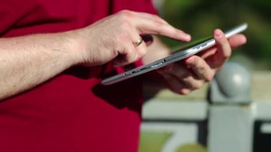 İşadamı tablet bilgisayarla çalışıyor. Şişman adam tablet bilgisayar kullanıyor