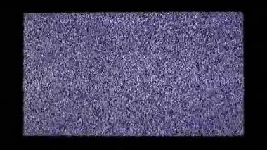 TV kanalı gürültüsü ve televizyon ekranında ellerin siyah silueti. Televizyon ekranında eller vuruyor