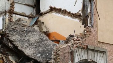 Gaz patlaması sonucu evin tahrip edilmesi. Ukrayna, Kiev 'deki gaz patlaması sonrası yıkıntılar. Bina yıkılacak.