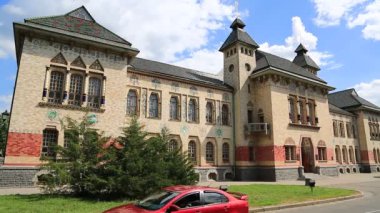 UKRAINE, POLTAVA, 19 Haziran 2017: Poltava, Ukrayna 'da yerel tarih müzesi yakınlarındaki karayolu trafiği. Poltava bölge müzesi, Ukrayna 'nın en eski ve en zengin müzelerinden biri.