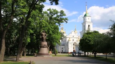 UKRAINE, POLTAVA, 19 Haziran 2017: İvan Mazepa anıtı ve Poltava 'daki Kutsal Varsayım Katedrali yakınındaki insanlar - Ukrayna' nın orta kesimindeki Vorskla Nehri üzerinde yer alan şehir, başkent Poltava