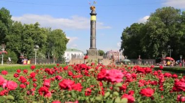 UKRAINE, POLTAVA, 20 Haziran 2017: Zafer Anıtı yakınındaki insanlar, 27 Haziran 1709 tarihinde Poltava Muharebesi 'nde Rus ordusunun İsveç ordusuna karşı kazandığı zaferin 100. yıldönümü anısına dikilmiş bir anıttır.