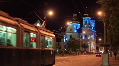 UKRAINE, VINNYTSIA, 27 Mayıs 2017: Sobornaya caddesindeki Kutsal Dönüşüm Katedrali yakınlarındaki yol trafiği - Vinnytsia 'nın ana caddesi - Ukrayna' nın batı-orta kesimindeki Ukrayna şehri, Güney Bug Nehri kıyısında yer alır.