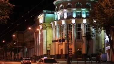 UKRAINE, VINNYTSIA, 27 Mayıs 2017: Vinnytsia 'daki Sobornaya caddesi boyunca bölgesel konsey binası yakınlarında trafiğin taşınması - Ukrayna' nın orta kesimindeki Southern Bug nehrinin kıyısında yer alan şehir