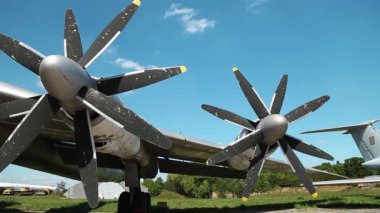 Ukrayna 'nın Kiev kentindeki havacılık müzesinde Zhulyany havaalanı yakınlarında bulunan eski TU-142 VPMK Bear-F Mod 4 Long-Range ASW pervaneli uçağın kanadı. Sovyet havacılık endüstrisi sivil ve askeri uçaklar