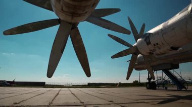 Ukrayna 'nın Kiev kentindeki havacılık müzesinde bulunan eski TU-142 VPMK Bear-F Mod 4 uzun menzilli ASW pervaneli uçağın motorları. Sovyet havacılık endüstrisi sivil ve askeri uçaklar.