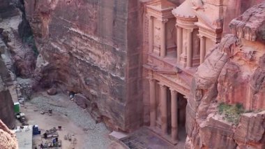 El Hazine veya Hazine 'nin en üst görüşü - Yunanistan' ın antik Petra dönemine ait Nabataealılar tarafından aslında Ürdün 'ün Haşim Krallığı' nın tarihi şehri olan Raqmu olarak bilinen kaya kesimli tapınak.