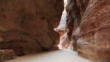 Siq - dar geçit, antik Petra 'ya açılan geçit, aslında Raqmu olarak bilinen Nabataeans - Ürdün Haşim Krallığı' nın tarihi ve arkeolojik kenti