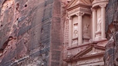 El Hazine veya Hazine - Ürdün 'ün tarihi ve arkeolojik kenti olan antik Petra dönemine ait Nabatean kaya kesimli tapınak